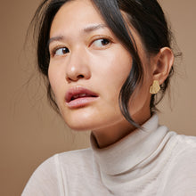 Afbeelding in Gallery-weergave laden, Enamel Copenhagen Wave Earrings Gold
