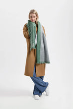 Afbeelding in Gallery-weergave laden, Alpaca Loca Scarf Double Light Grey/Emerald Green
