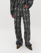 Afbeelding in Gallery-weergave laden, mbyM Lixana Pants Pythiana Washed Snake
