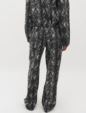 Afbeelding in Gallery-weergave laden, mbyM Lixana Pants Pythiana Washed Snake
