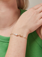 Afbeelding in Gallery-weergave laden, Enamel Copenhagen Pearlie Twist Bracelet Gold
