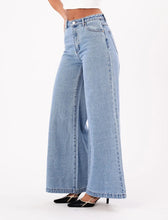 Afbeelding in Gallery-weergave laden, Abrand Jeans High Super Wide Jeans Light Vintage Blue Loretta
