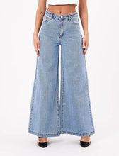 Afbeelding in Gallery-weergave laden, Abrand Jeans High Super Wide Jeans Light Vintage Blue Loretta
