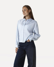 Afbeelding in Gallery-weergave laden, Another Label Fyona Shirt Blue-White Stripes
