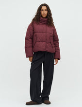Afbeelding in Gallery-weergave laden, mbyM Mishal Puffer Jacket Wine
