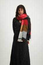 Afbeelding in Gallery-weergave laden, Alpaca Loca Scarf Blocked Red, Black and Naturals
