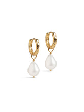 Afbeelding in Gallery-weergave laden, Enamel Copenhagen Significant Pearl Hoops Gold
